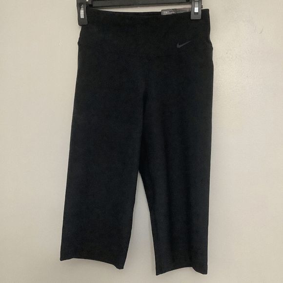 NEW Womens Small NIKE Dri-Fit Legend 2.0 Yoga Pants Leggings Capris Black 548499 - Picture 2 of 2